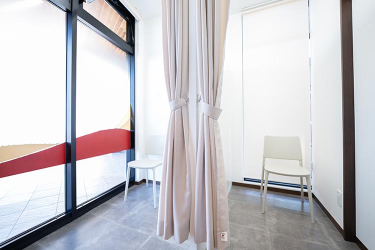 感染症の疑いのある患者様用待合室